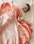 Entdecke unsere hochwertigen LILIMOON Babydecke 'SUNSHINE': Hergestellt aus feinster italienischer Baumwolle und Kaschmir in Hamburg. Personalisiere deine Decke mit dem Wunschnamen deines Kindes.