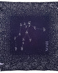 Gestrickte lilimoon Babydecke Cosmos in Dunkelblau und Flieder mit Sternen, dem Mond, dem Sternzeichen Wassermann und personalisiert mit dem Namen des Kindes.