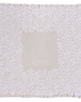 Personalisierte lilimoon Babydecke mit Blütenmuster in Cremeweiss und Weiss gestrickt aus Baumwolle und Kaschmir.