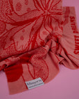 Strickdetail der personalisierten Babydecke ROSALIE mit LILIMOON Label