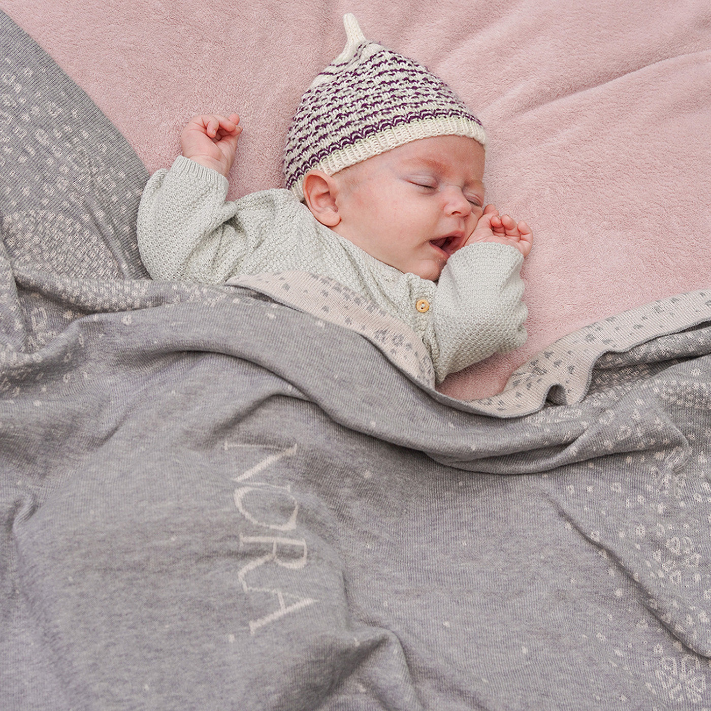 Der Babyname ist noch geheim? So kannst du trotzdem eine personalisierte Babydecke verschenken