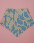 gestricktes bandana mit blättermotiv in hellblau und cremeweiss