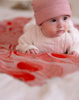 Entdecke unsere hochwertigen LILIMOON Babydecke 'ROSALIE': Hergestellt aus feinster italienischer Baumwolle und Kaschmir in Hamburg. Personalisiere deine Decke mit dem Wunschnamen deines Kindes. 
