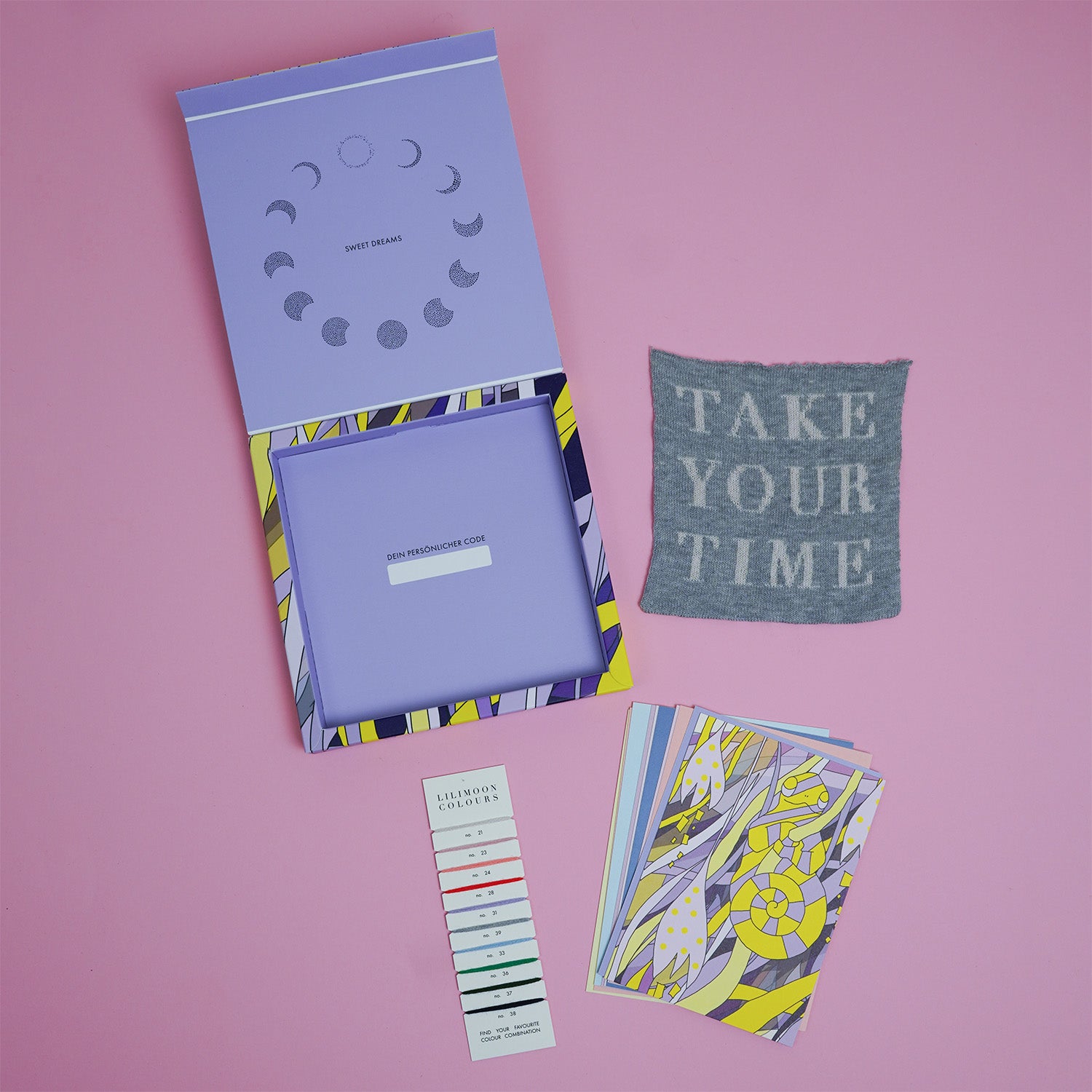Geöffnete LILIMOON Design-Box mit Farbmustern und Designkarten zur Gestaltung einer personalisierten Babydecke