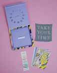 Geöffnete LILIMOON Design-Box mit Farbmustern und Designkarten zur Gestaltung einer personalisierten Babydecke