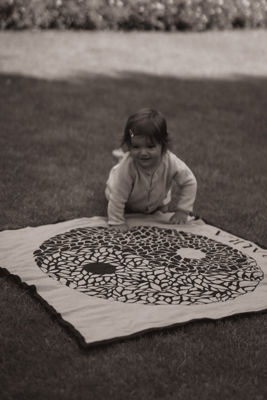 Kleinkind spielt auf der personalisierten Babydecke YIN YANG von LILIMOON