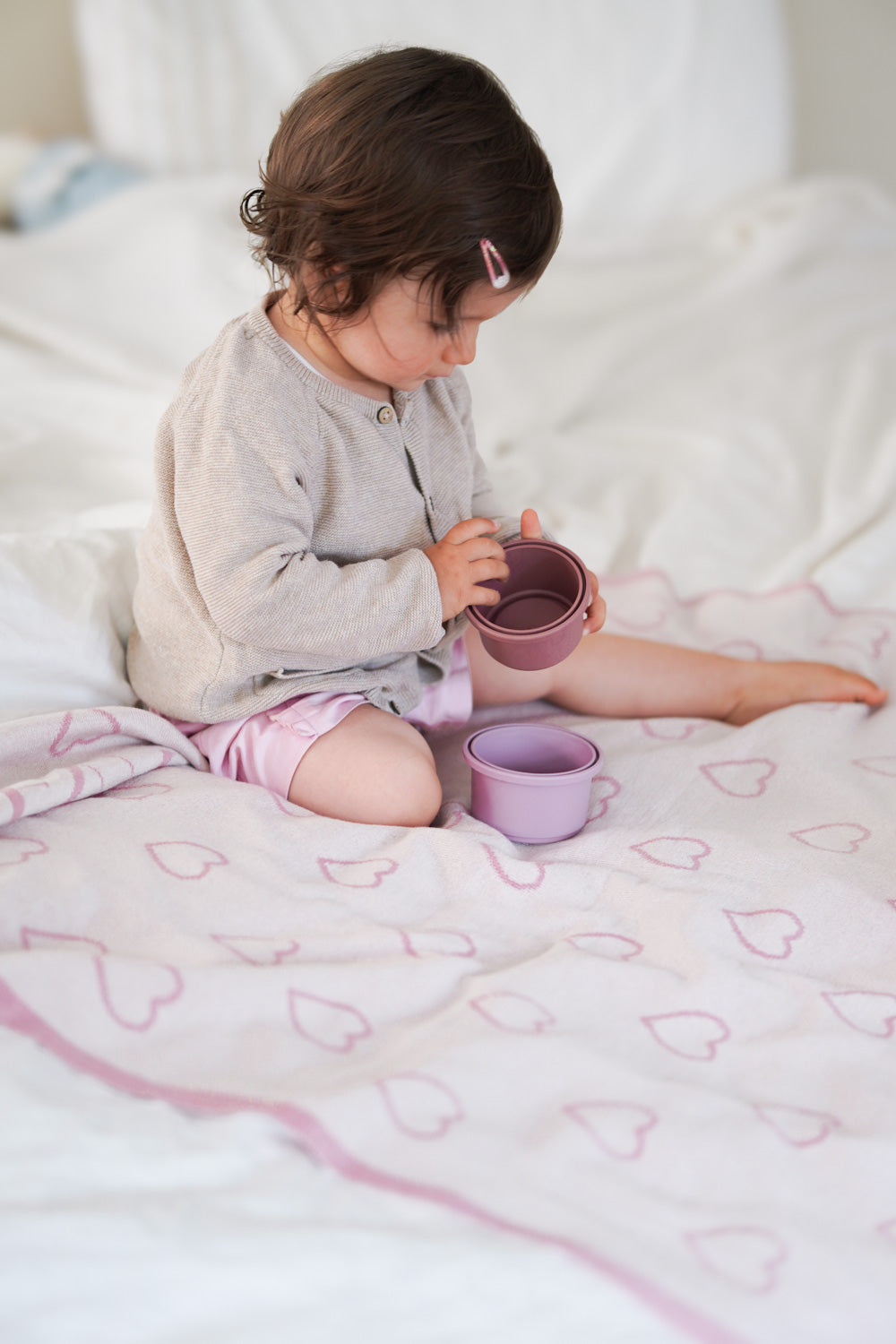 Kleinkind spielt auf personalisierter Babydecke KIND DER STADT mit Herzmuster von LILIMOON