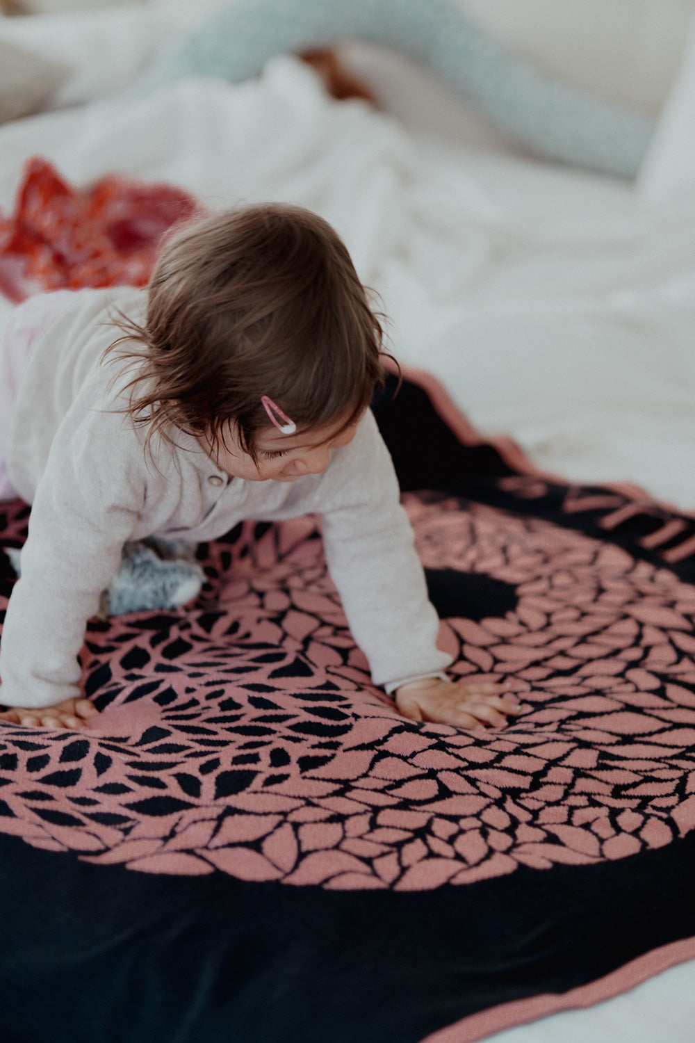 Kleinkind krabbelt auf der personalisierten Babydecke YIN YANG von LILIMOON