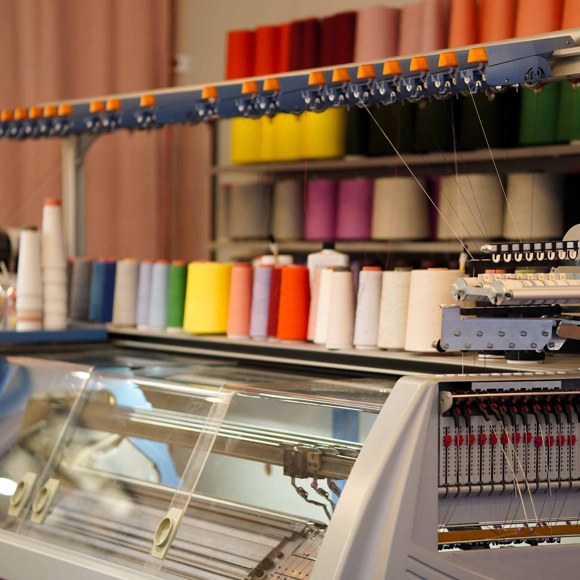 Industriestrickmaschine mit bunten Garnen