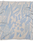 Personalisierte lilimoon Babydecke mit dem Muster Chamaeleon gestrickt aus Baumwolle mit Kaschmir in Cremeweiss und Himmelblau.