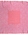 Personalisierte lilimoon Babydecke gestrickt aus Baumwolle mit Kaschmir in Rosa und Korallenrosa mit Blütenmuster und Name des Kindes.