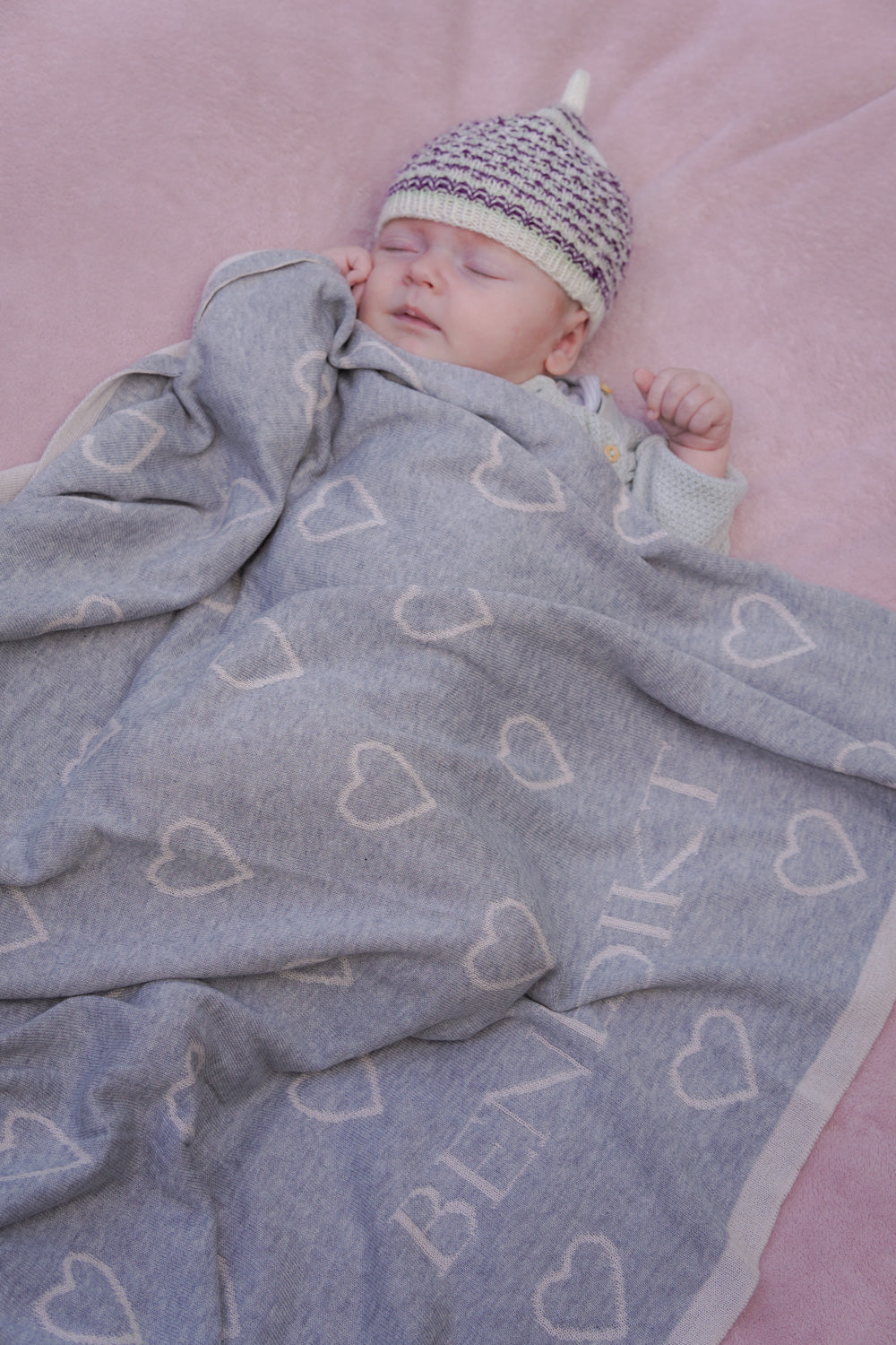 Neugeborenes eingekuschelt in personalisierte Babydecke KIND DER STADT von LILIMOON