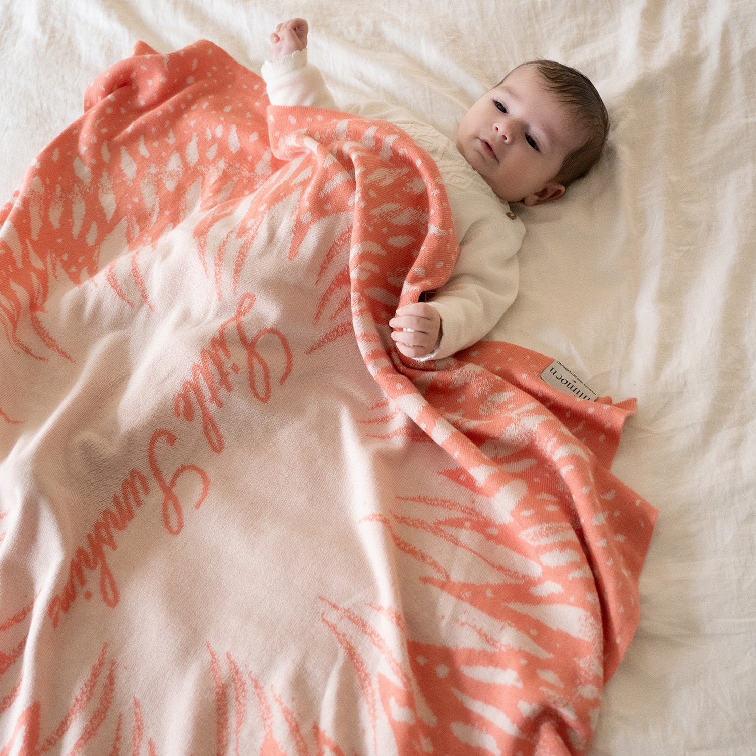 Baby unter personalisierter Babydecke SUNSHINE mit Namen von LILIMOON