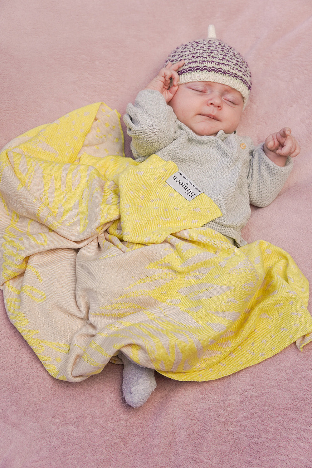 Schlafendes Baby unter personalisierter Babydecke SUNSHINE mit Namen von LILIMOON