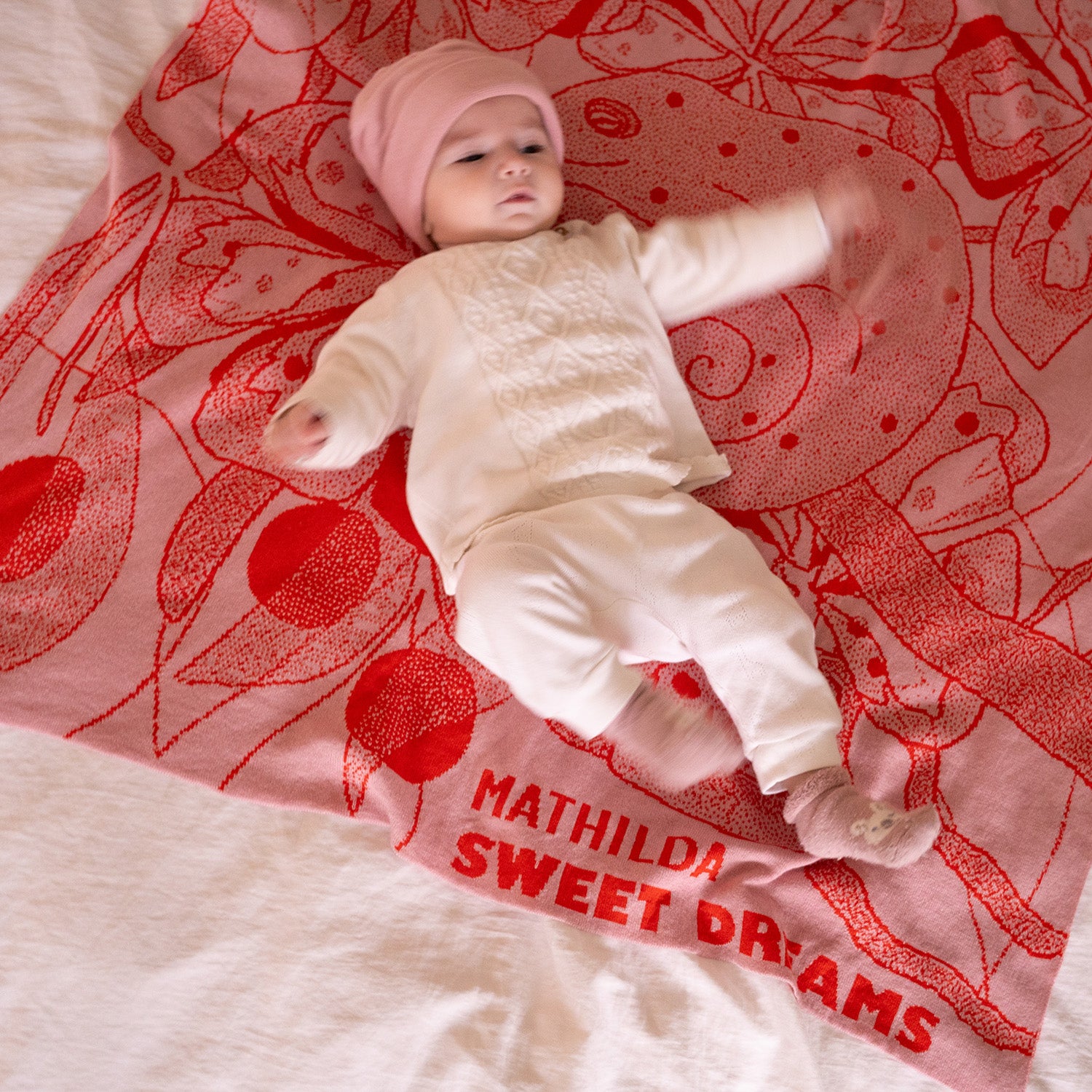 Baby auf personalisierter Babydecke ROSALIE von LILIMOON mit Chamäleonmotiv