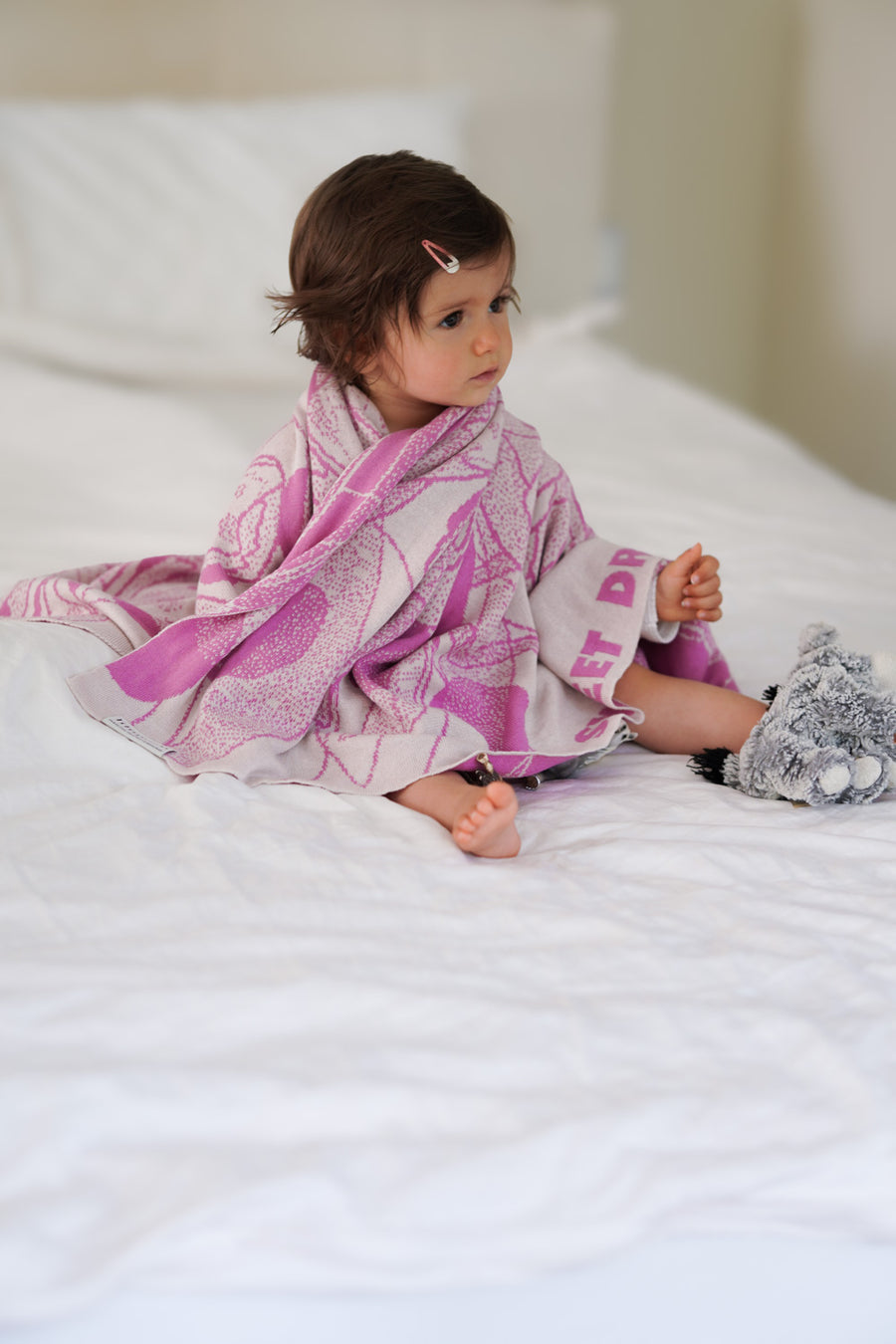 Baby in personalisierter Babydecke ROSALIE von LILIMOON eingekuschelt