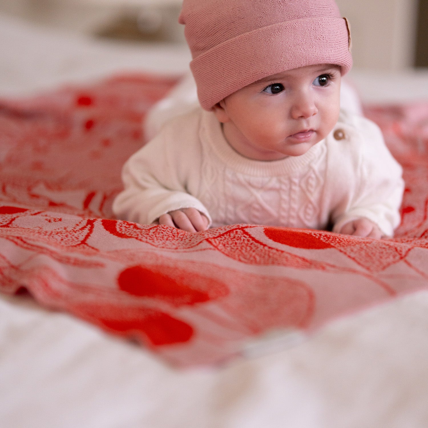 Baby liegt auf personalisierter Babydecke ROSALIE von LILIMOON