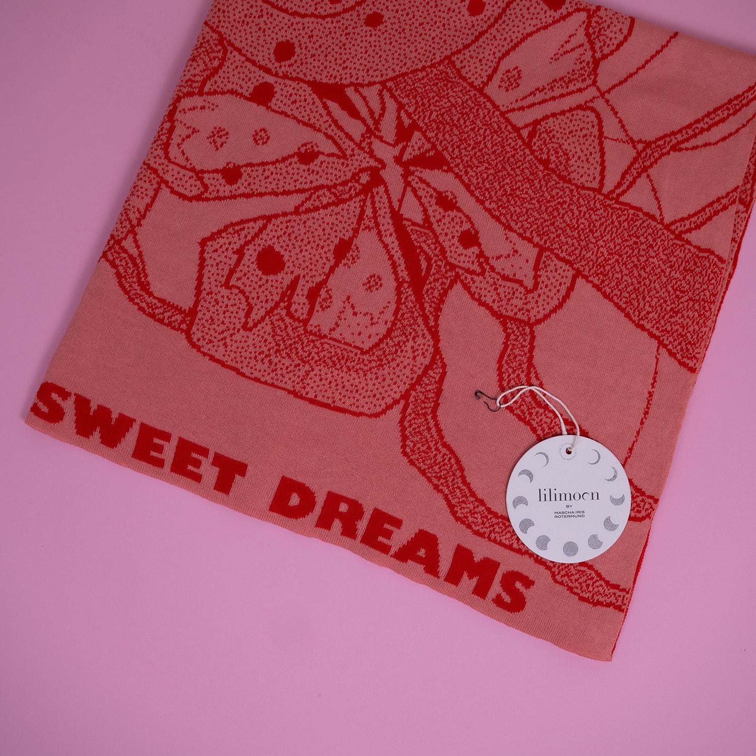 Detail der personalisierten Babydecke ROSALIE mit Chamäleonmotiv und LILIMOON Hangtag