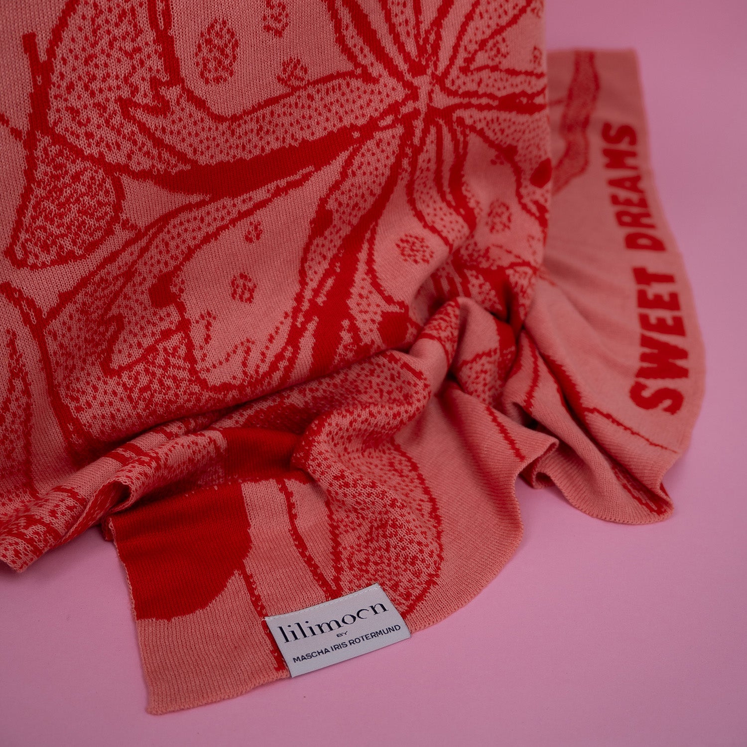 Strickdetail der personalisierten Babydecke ROSALIE mit LILIMOON Label