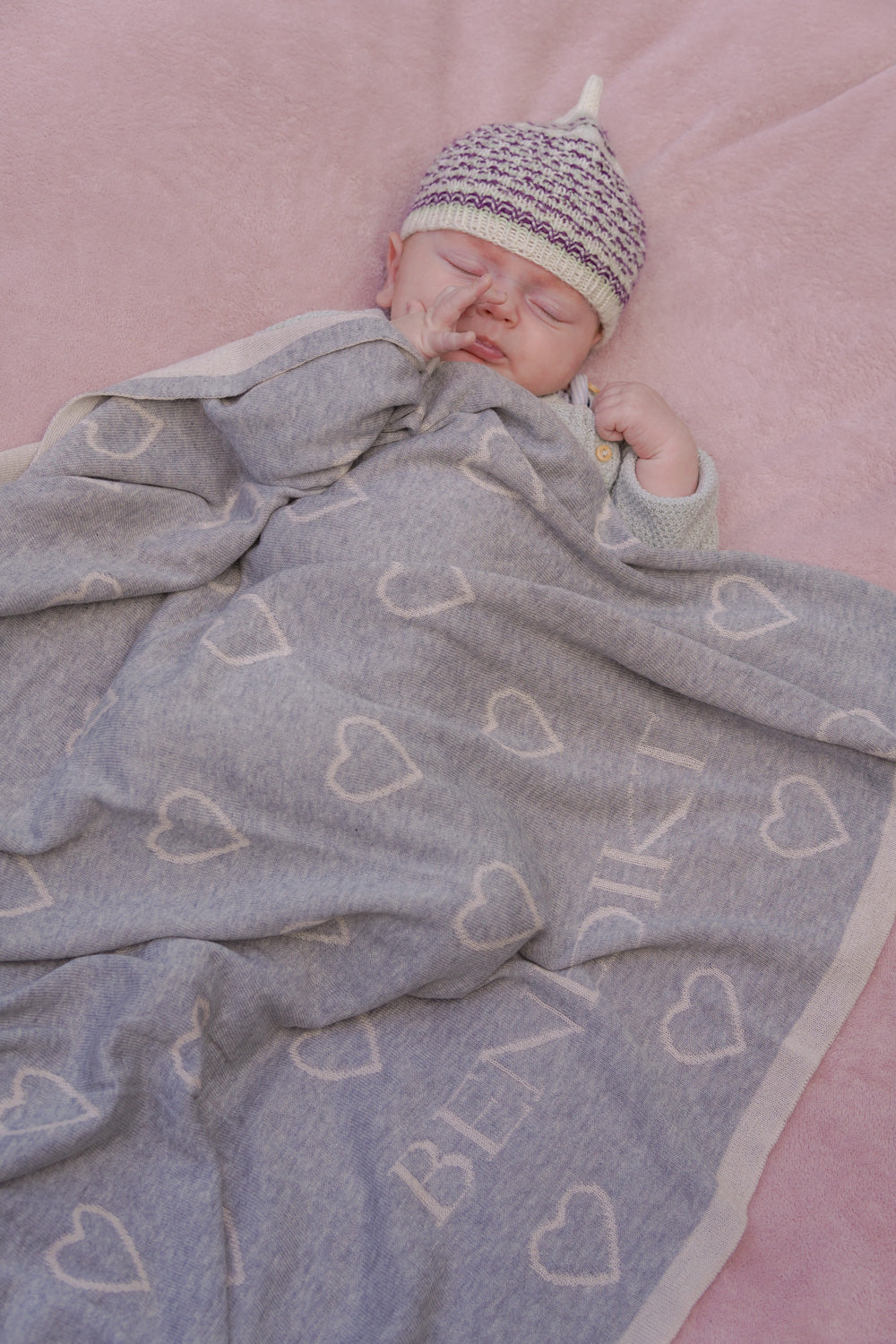 Schlafendes Neugeborenes unter personalisierter Babydecke KIND DER STADT von LILIMOON