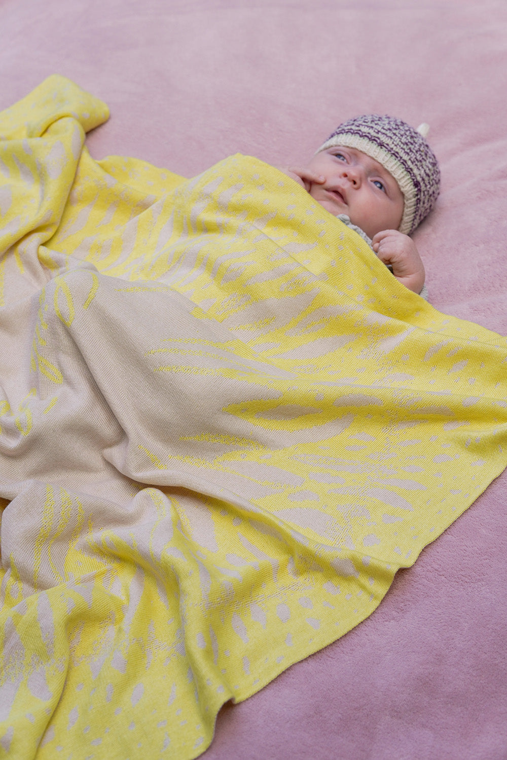 Baby in personalisierter Babydecke SUNSHINE von LILIMOON eingekuschelt